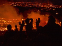 Núi lửa ở Iceland phun trào, hàng chục nghìn người tới chiêm ngưỡng