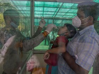 Số người chết do COVID-19 ở Ấn Độ cao kỷ lục, “biển người” Trung Quốc đi du lịch trong dịch bệnh