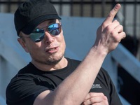 Bitcoin mất giá thảm hại, Elon Musk giơ “bàn tay kim cương”