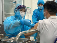 Đề xuất sớm tiêm vaccine COVID-19 cho công nhân tại khu vực có nguy cơ