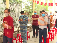 TP Hồ Chí Minh: Đông đảo cử tri đi bỏ phiếu sớm, cùng chính quyền chung tay chống dịch