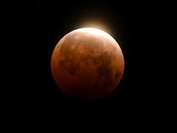 Tại sao mặt trăng chuyển sang màu đỏ khi nguyệt thực toàn phần?