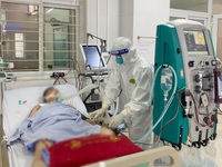 Đội phản ứng nhanh Bệnh viện Chợ Rẫy túc trực ngày đêm điều trị bệnh nhân COVID-19 nặng tại Bắc Giang
