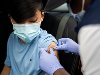 WHO khuyến cáo vẫn cần đeo khẩu trang dù đã tiêm vaccine