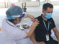 Trên 3.000 y bác sỹ từ 11 tỉnh đã tới Hà Nội hỗ trợ tiêm chủng, xét nghiệm