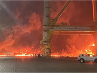 Nổ gây cháy lớn tàu chở hàng ở cảng Jebel Ali, thành phố Dubai rung chuyển