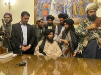 Taliban tuyên bố kết thúc chiến tranh, các nước sơ tán công dân khỏi Afghanistan