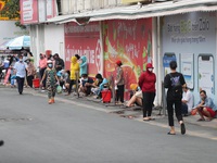 Người dân TP Hồ Chí Minh đổ xô đi mua thực phẩm, xếp hàng dài mua đồ