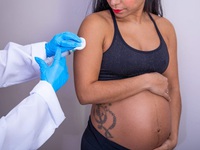 Phụ nữ mang thai có thể ít chịu tác dụng phụ của vaccine COVID-19
