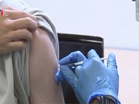 Nhật Bản xem xét tiêm kết hợp vaccine COVID-19