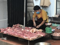 Hà Nội: Chợ đầu mối tạm đóng cửa vì có ca COVID-19, giá rau, thịt cá tăng