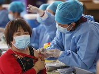 Trung Quốc cảnh báo người dân vẫn phải duy trì biện pháp bảo vệ dù đã tiêm vaccine