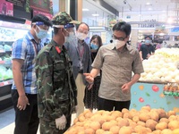 Phó Thủ tướng kiểm tra việc chuẩn bị hàng hoá của siêu thị tại TP Hồ Chí Minh