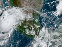 Bão Olaf mang theo gió mạnh, mưa lớn đổ bộ vào bang Baja California của Mexico