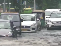 Giao thông hỗn loạn vì mưa lớn tại Ấn Độ