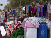 Thiếu tiền, người dân Afghanistan phải mang đồ dùng ra chợ bán