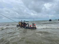 Một tàu cá bị đánh chìm ngoài biển vì hoàn lưu bão Côn Sơn