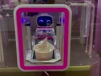 Món quà ngọt ngào từ robot tại Olympic Bắc Kinh