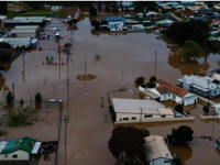 Cư dân thị trấn ngập nước ở Australia hộ đê, xếp bao cát trước khi mưa to tiếp diễn