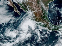 Bão Orlene mạnh lên thành bão cấp 3 khi di chuyển về phía Tây Mexico