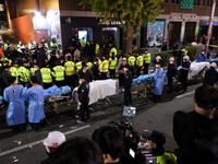 Tâm trạng bàng hoàng và không khí tang thương bao trùm Seoul sau thảm họa giẫm đạp
