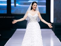 MC Phí Linh sải bước trên sàn catwalk