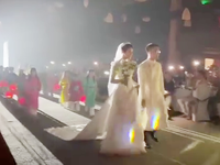 Hoa hậu Ngọc Hân hạnh phúc bước vào lễ đường trong tiếng đồng dao