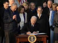 Tổng thống Mỹ Biden ký thành luật bảo vệ hôn nhân đồng giới