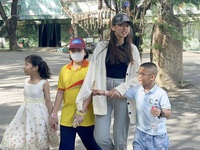 Hoa hậu Thùy Tiên áo thun, dép lê đưa 15 con nuôi đi chơi
