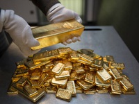 Đồng USD suy yếu đẩy giá vàng tăng