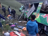 Xe bus lao xuống khe núi sâu tại Peru khiến hàng chục người thương vong