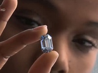 Đấu giá viên kim cương xanh lớn nhất