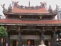 Người dân châu Á đi lễ chùa cầu cho cuộc sống bình yên