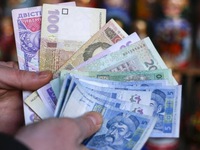 Ukraine hạn chế rút tiền mặt, cấm bán ngoại tệ cho người dân
