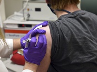 Mỹ xem xét kéo dài khoảng cách giữa hai mũi vaccine COVID-19 cơ bản lên 8 tuần