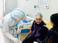 Cụ bà 112 tuổi được chữa khỏi COVID-19