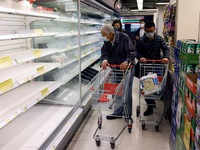 Lo ngại bị phong tỏa, người dân Hong Kong (Trung Quốc) đổ xô 'dọn sạch' siêu thị, hiệu thuốc