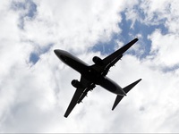 Các hãng hàng không tính phụ phí xăng dầu vào giá vé do giá nhiên liệu tăng cao