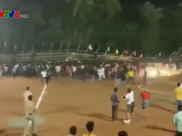 Ấn Độ: Sập khán đài bóng đá khiến hơn 200 người bị thương