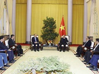 President Nguyen Xuan Phuc meets coach Park Hang-seo