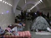 Đêm thứ sáu người dân Ukraine trú ẩn dưới ga tàu điện ngầm