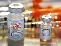 Mỹ cấp phép tiêm mũi thứ tư bằng vaccine của Pfizer- BioNTech và Moderna