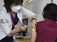 Hàn Quốc triển khai tiêm mũi vaccine COVID-19 tăng cường thứ hai cho người trên 60 tuổi
