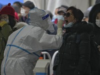 Bắc Kinh chạy đua để phát hiện nhiễm ca mắc COVID-19, Thượng Hải tiếp tục phong tỏa