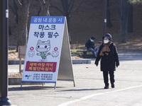 Hàn Quốc bãi bỏ quy định đeo khẩu trang ngoài trời từ ngày 2/5
