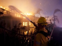 Mỹ: Cháy rừng đe dọa các khu nghỉ dưỡng ở New Mexico, thiêu rụi biệt thự triệu USD ở California