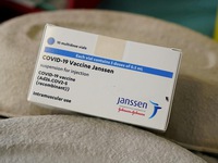 FDA Mỹ khuyến cáo hạn chế tiêm vaccine ngừa COVID-19 của Johnson & Johnson