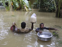 Thiếu thực phẩm, nước uống, người dân vùng lũ Ấn Độ vật lộn hàng ngày để sống sót