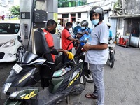 Sri Lanka tạm ngừng bán nhiên liệu trong 2 tuần tới