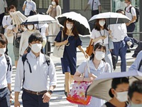 Người dân và doanh nghiệp Nhật Bản chống chọi với nắng nóng, triệt để tiết kiệm năng lượng